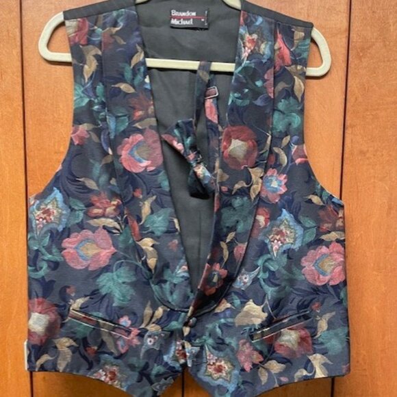TUXEDO VEST FLORAL - Picture 1 of 5